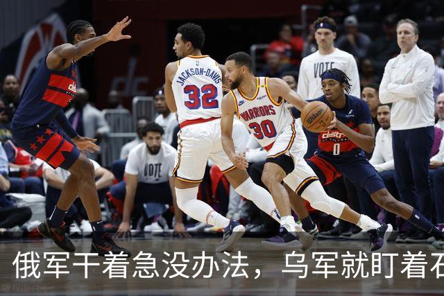 俄军干着急没办法，乌军就盯着石油码头炸，泽连斯基炸了普京老家命脉！